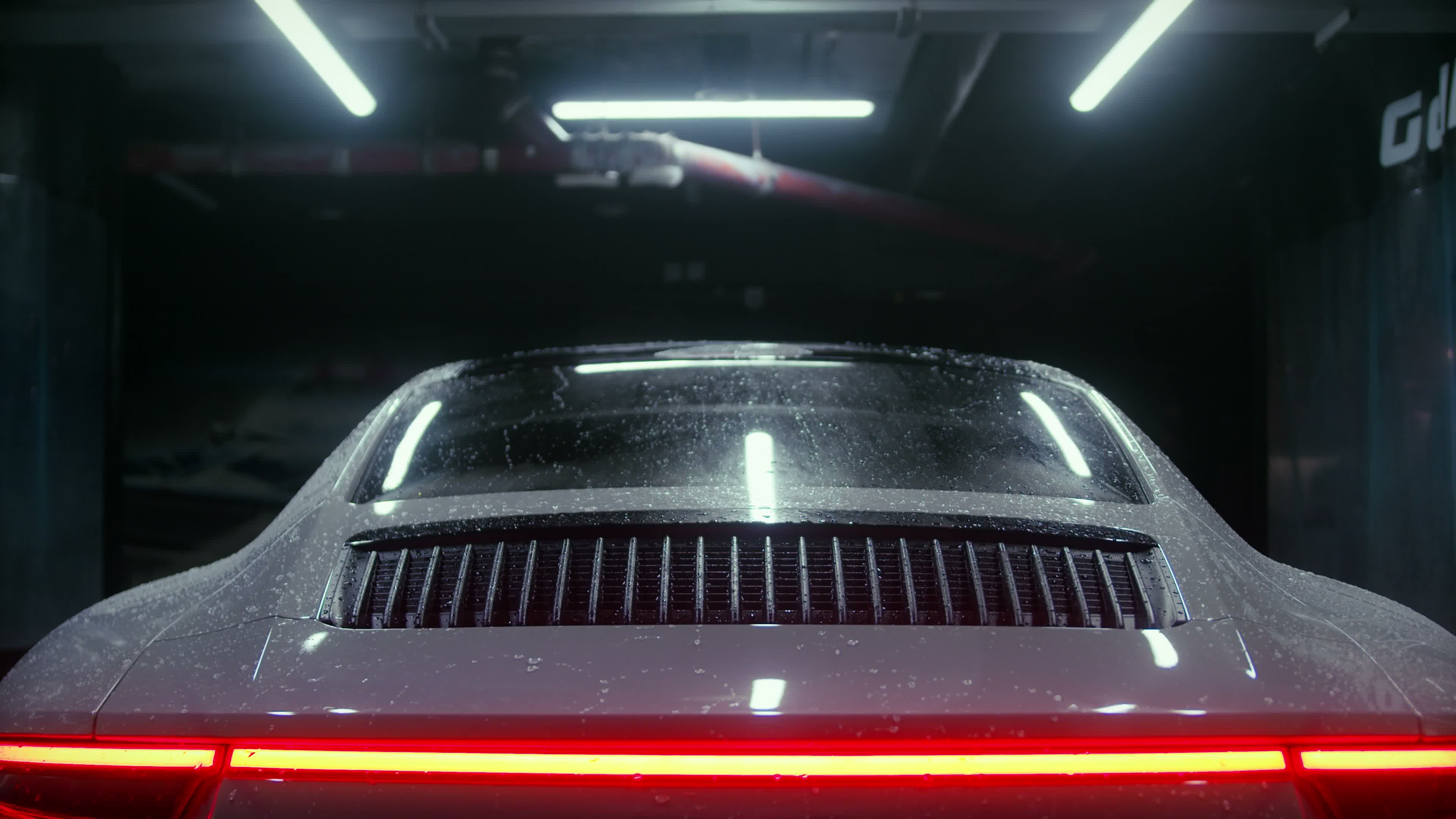 Detalle trasero de un superdeportivo bajo luces de estudio